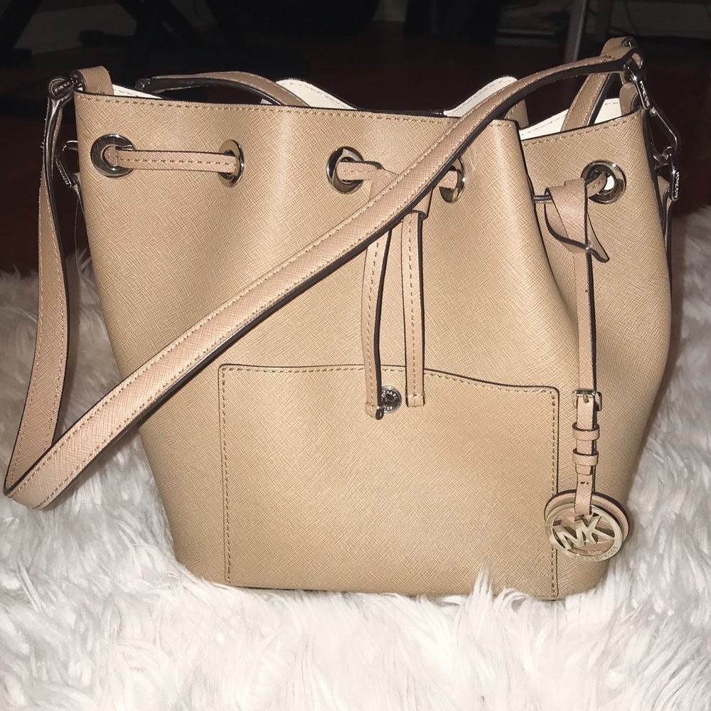 Michael Korse med leather bucket bag - Picture 2 of 3